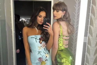 Taylor Swift and  Keleigh Sperry together selfie in the Golden Globe Awards | Celebrity Sekai