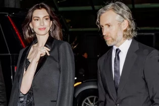 Anne Hathaway and Adam Shulman in their stunning look at  National Board of Review (NBR) | Celebrity Sekai