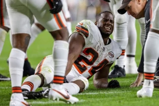 “Nick Chubb Suffers Knee Injury in Browns vs. Steelers Game: History Repeats Itself” | Celebrity Sekai