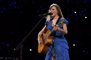 Taylor Swift’s Enchanting Debut of “Labyrinth” on the Eras Tour | Celebrity Sekai